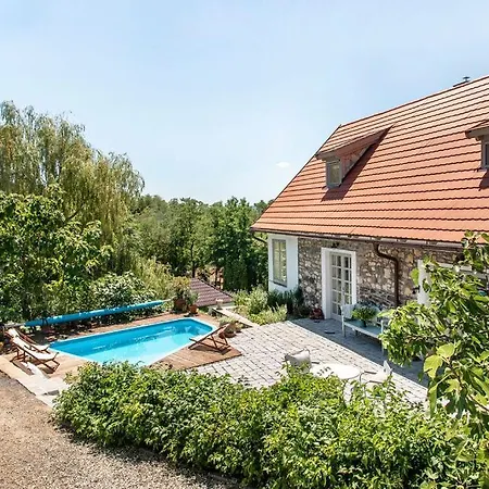 Koevirigo Csaladi Birtok Villa